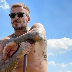 Για τον David Beckham, αρκεί ένα τζην και τα γυαλιά