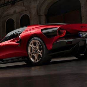 Η υπέροχη Alfa Romeo 33 Stradale αγγίζει τα 333 km/h (video