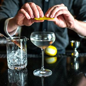 Με αυτό τον τρόπο θα κάνεις το Dirty Martini σου ακόμη πιο dirty