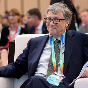 Συνωμοσιολόγοι κατηγορούν τον Bill Gates για την &lt;em>πανδημία&lt;/em>