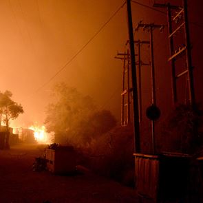 Το φως της ημέρας έδειξε το μέγεθος της καταστροφής του καταυλισμού στην Μόρια