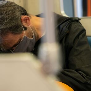 Γιατί καταργούνται τα μέτρα παρά την αύξηση των κρουσμάτων