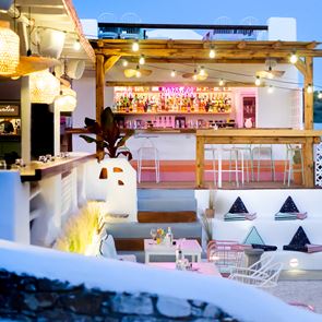 Suntan: Ένα αντισυμβατικό nostalgia cocktail bar στην Τήνο