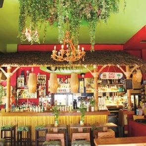 Στο Tiki bar το κλίμα είναι τροπικό