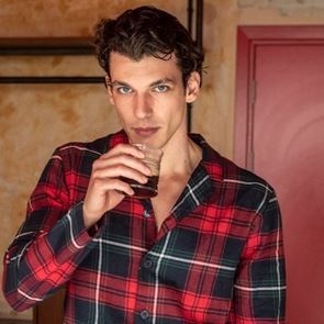 Οι κόκκινες καρό πιτζάμες του Βασίλη Μίχα