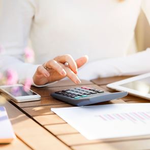 Ποιοι, πότε και πόσα κερδίζουν από τις φοροελαφρύνσεις