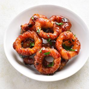 Αναβαθμίζοντας τα onion rings με <em>μπέικον</em>