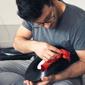 Μερικές χρήσιμες συμβουλές για να καθαρίζεις σωστά τα βινύλιά σου