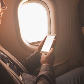 Γιατί πρέπει να βάζεις το κινητό σου σε λειτουργία πτήσης στο αεροπλάνο