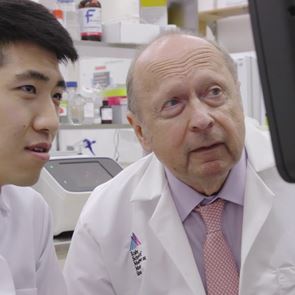 Κορυφαίος ιολόγος ανοίγει τα χαρτιά του για τη θεραπεία για τον κορονοϊό