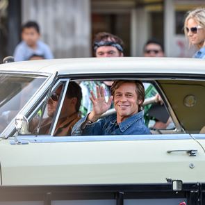 Αγνώριστοι Pitt και DiCaprio στις νέες φωτογραφίες του &quot;Once Upon A Time In Hollywood