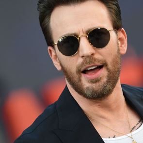 Ο Chris Evans 'ψηφίζει' κοστούμι με φανελάκι