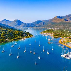 Τα γαλήνια νησιά του Ιονίου που λατρεύουν οι πλουσιότεροι άνθρωποι στον κόσμο