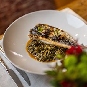 Ένα τραπέζι γεμάτο Σίφνο, με σκουμπρί στα κάρβουνα και θεϊκή μελόπιτα