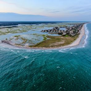 Το &#39;άγνωστο&#39; νησί που πάνε οι διάσημοι του Χόλιγουντ για να &#39;εξαφανιστούν