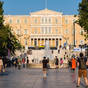 Γιατί η πλατεία Συντάγματος θα γίνει γήπεδο ποδοσφαίρου