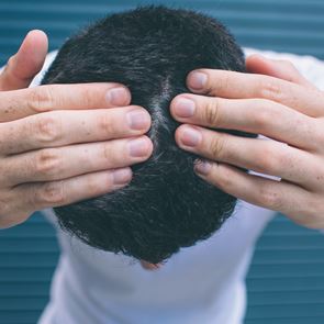 Τρίχες και διακρίσεις: Κι αν υπάρχει ρατσισμός για την εμφύτευση μαλλιών