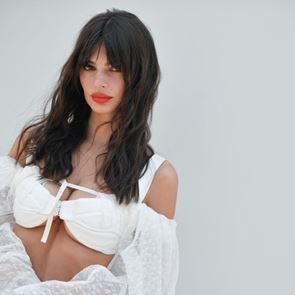 H Emily Ratajkowski στη Νέα Υόρκη με τα απολύτως απαραίτητα