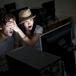 To Spotify εμφανίζει πορνογραφικά βίντεο στα αποτελέσματα της αναζήτησης