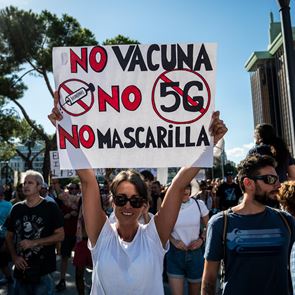 Οι θεωρίες συνωμοσίας για τη χρήση μάσκας και η αλήθεια πίσω