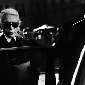 Becoming Karl Lagerfeld, η πολυσυζητημένη σειρά για τη ζωή του σχεδιαστή έρχεται τον Ιούνιο