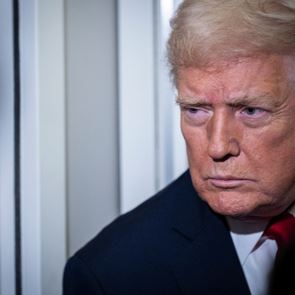 O &lt;em>Donald&lt;/em> &lt;em>Trump&lt;/em> ακύρωσε σχεδόν όλα τα εκτελεστικά διατάγματα του Joe Biden