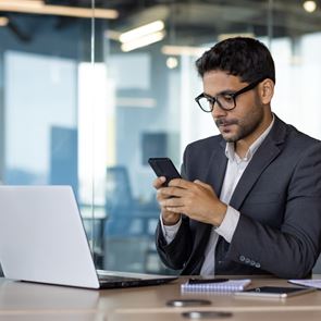 5 κόλπα για να μην αποσπάται η προσοχή σου από το κινητό στη δουλειά