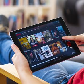 Το &lt;em>Netflix&lt;/em> στο εξής θα χρεώνει παραπάνω όσους μοιράζονται τον κωδικό τους