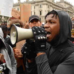 Ο John Boyega έριξε μία γροθιά στο στομάχι του ρατσισμού