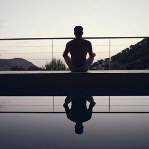 Γιόγκα ή ψυχοθεραπεία: Τι μειώνει περισσότερο το άγχος