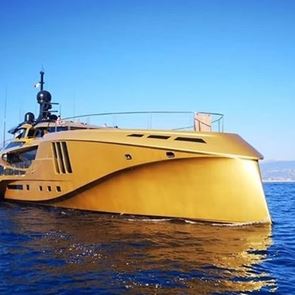 Καμία έκπληξη, το ολόχρυσο γιοτ Khalilah στη Μύκονο