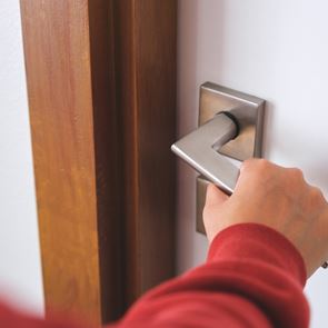 Μερικοί ευφάνταστοι τρόποι για να ανοίξεις την πόρτα σου αν ξέχασες τα κλειδιά σου