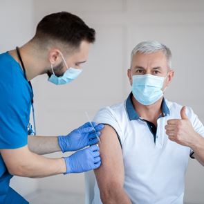 &lt;em>Εμβόλια&lt;/em>: Άνοιξε η πλατφόρμα για τους 45-49 ετών