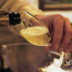 Τα λάθη που δεν πρέπει να κάνεις με τη σαμπάνια