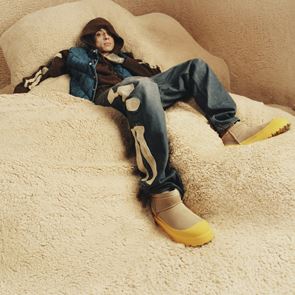 UGG FW25: Όταν το Iconic Feeling συναντά το σύγχρονο ανδρικό στιλ με τον Central Cee