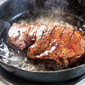 Η πιο ζουμερή μπριζόλα στο τηγάνι: Tips για να γίνει τέλεια