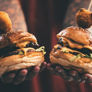 Τα πιο πολυσυζητημένα burgers του κόσμου