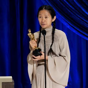 10 αλήθειες για την Chloé Zhao, την απόλυτη νικήτρια των φετινών &lt;em>Όσκαρ&lt;/em>
