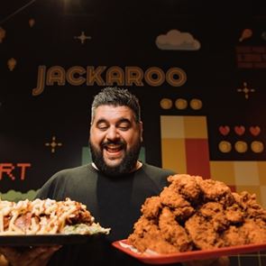 Jackaroo, το τηγανητό κοτόπουλο που σπάει παγκόσμια ρεκόρ στη Wolt