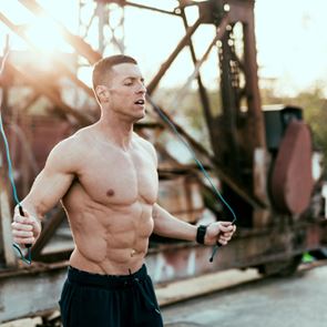 Κάνοντας 1.000 επαναλήψεις στο σχοινάκι, για 30 μέρες