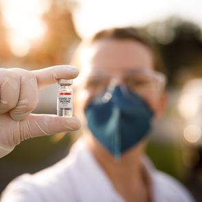 Γιατί πρέπει όλοι να κάνουμε το &lt;em>εμβόλιο&lt;/em> κατά του κορονοϊού