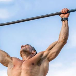 Το κρέμασμα από μονόζυγο είναι το απλό κόλπο για six pack