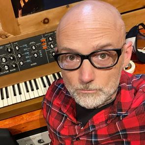Ο Moby δε βλέπει πια τη μουσική ως επάγγελμα