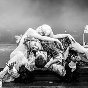 Πρώτη ματιά στο &#39;Πονηρό πνεύμα&#39; του Γιάννη Χουβαρδά στο Εθνικό Θέατρο