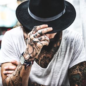 Τι λέει η ψυχολογία όσους έχουν πολλά τατουάζ