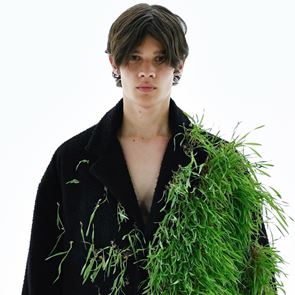 Τι νόημα έχουν τα χορταριασμένα ρούχα του Jonathan Anderson