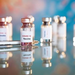Οι Pfizer και BioNTech ζητούν επειγόντως άδεια για να κυκλοφορήσει το <em>εμβόλιο</em>
