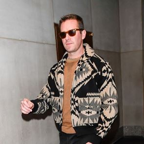 Ο Armie Hammer μόλις επέστρεψε τα ethnic prints στην αντρική &lt;em>μόδα&lt;/em>