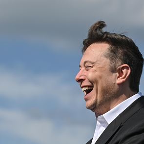 To beef δισεκατομμυρίων ανάμεσα σε Elon Musk και Jeff Bezos