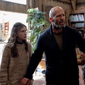 Στο θρίλερ 'To Kαταφύγιο' ο Jason Statham 'σαπίζει' τους πάντες στο ξύλο- και όχι μόνο (video